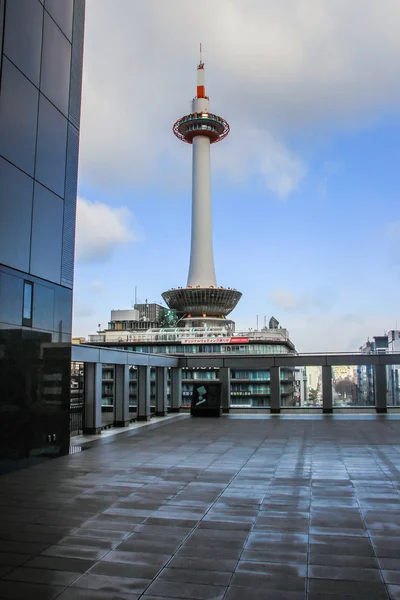 2013 青空を背景に京都タワーの駅ビュー 日本の観光地 国内旅行します — ストック写真