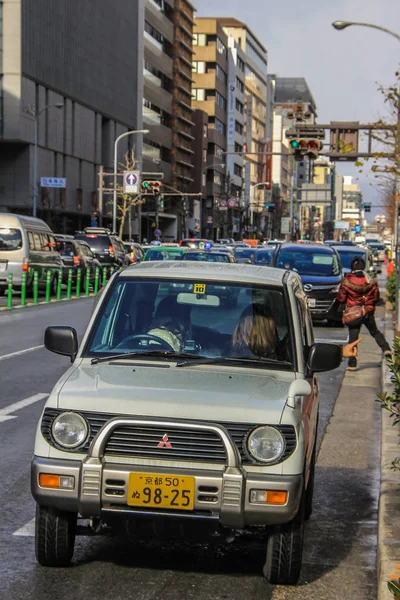 2013 京都の道の交通機関 車で京都旅行 — ストック写真