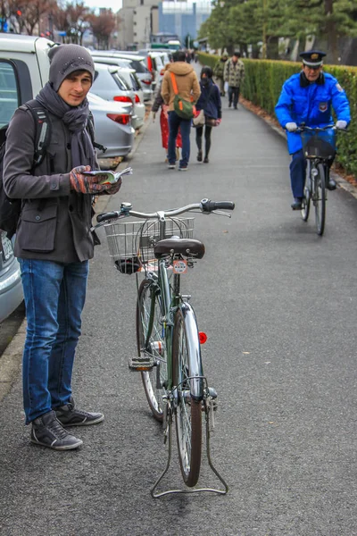 2013 ヨーロッパ観光自転車で立っていると 京都の道路地図を勉強します 京都の観光スポットを歩く — ストック写真