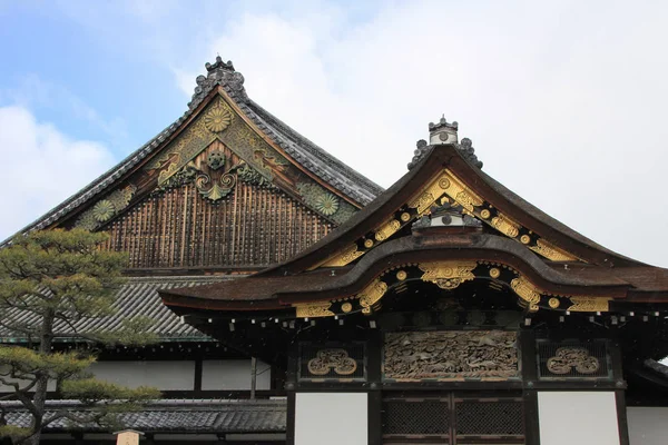 2013.01.04, Kyoto, Japonya. Ninomaru Palace faade dekoratif unsurları. Japonya'nın antik mimari.
