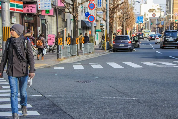 2013 ヨーロッパ人観光客の交差道路 晴れた冬の日で京都を歩く — ストック写真