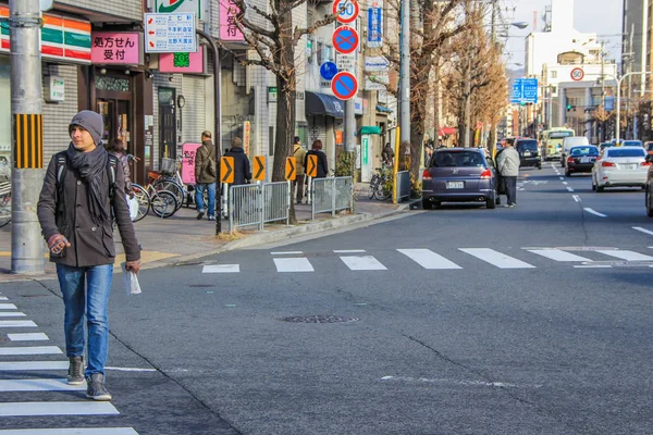 2013 ヨーロッパ人観光客の交差道路 晴れた冬の日で京都を歩く — ストック写真