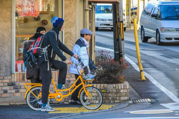 2013 若いヨーロッパの観光客が自転車で京都を歩く — ストック写真