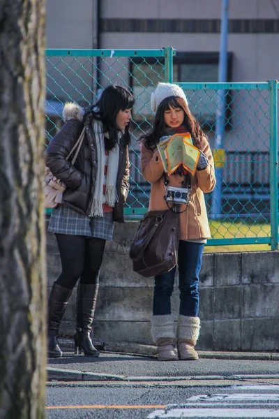 2013 Kyoto Japonia Turystów Dziewczyny Zgubić Studiuję Mapę — Zdjęcie stockowe