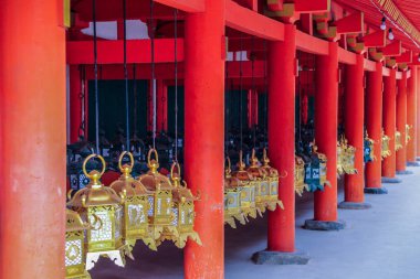 2013.01.05, Nara, Japonya. Paskalya büyük Nara tapınakta. Yerler Japonya. Binaların ve yapıların Nara bölge Park. Kırmızı çatı parçası.