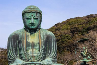 2013.01.06, Kamakura, Japonya. Ktoku-in Tapınağı'nda Amitbha Buddha anıtsal bir açık bronz heykeli - Kamakura Büyük Buda, ön görünümü.