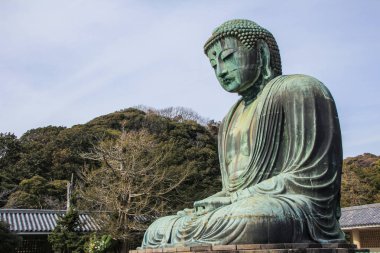 2013.01.06, Kamakura, Japonya. Ktoku-in Tapınağı'nda Amitbha Buddha anıtsal bir açık bronz heykeli - Kamakura Büyük Buda, ön görünümü.