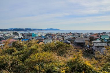 2013.01.06, Kamakura, Japonya. Japonya'nın ünlü yerleri etrafında otomatik gezi. Körfez ve kasabanın tepe manzarası.
