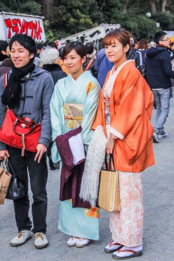 2013.01.06, Yokohama, Japonya. Kadın ve ulusal elbiseler giyen ve parkta yürüyen kız. Otantik ilçe Yokohama yürüyüş.
