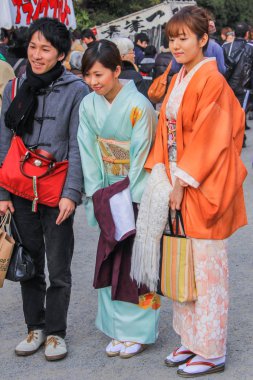 2013.01.06, Yokohama, Japonya. Kadın ve ulusal elbiseler giyen ve parkta yürüyen kız. Otantik ilçe Yokohama yürüyüş.