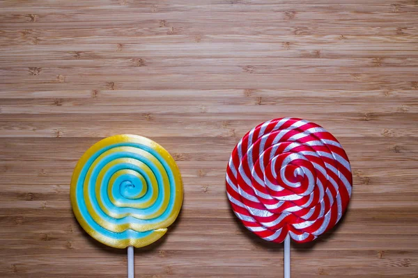 Twee Helder Kleurrijk Lollies Houten Achtergrond Verjaardag Concept Met Gele — Stockfoto