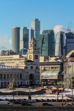 2010.03.08, Moscow, Rusya Federasyonu. Moskova şehir yapım aşamasında bina. Kievsky tren istasyonu Moskova şehir gökdelenler arka plan üzerinde. 