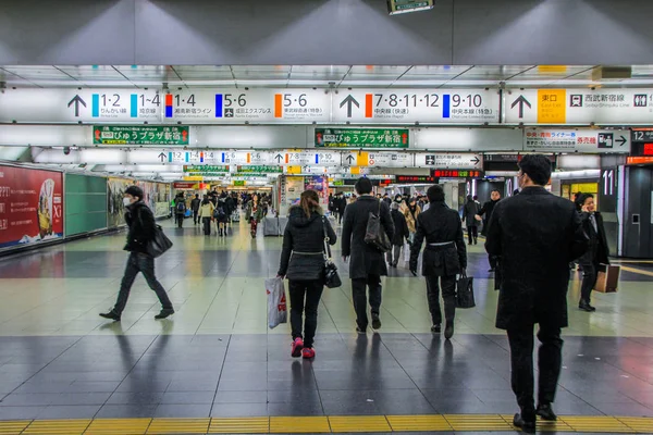 2013.01.07, Tokyo, Japonya. Metroda insanlar. Turist ve halk Metro.