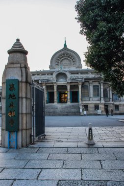 2013.01.08, Tokyo, Japonya. Balık pazarından uzak olmayan eski bir bina. Modern Tokyo mimarisi.