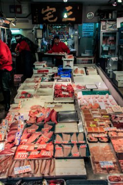 2013.01.08, Tokyo, Japonya. Piyasada taze deniz ürünleri. Sabah erken saatlerde balık pazarı etrafında yürüyüş. 