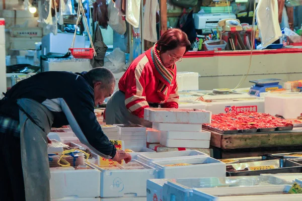 2013 Tokyo Japan Man Cutting Fresh Fish Japanese Fish Market — Stock Photo, Image