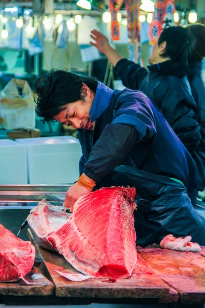 2013 Tokio Japón Hombre Cortando Pescado Fresco Mercado Japonés Pescado — Foto de Stock