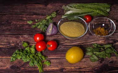 Tabbouleh-Levantine vejetaryen salata pişirme için malzemeler. Arapça dünyanın geleneksel gıda. 