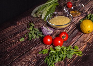 Tabbouleh-Levantine vejetaryen salata pişirme için malzemeler. Arapça dünyanın geleneksel gıda. 
