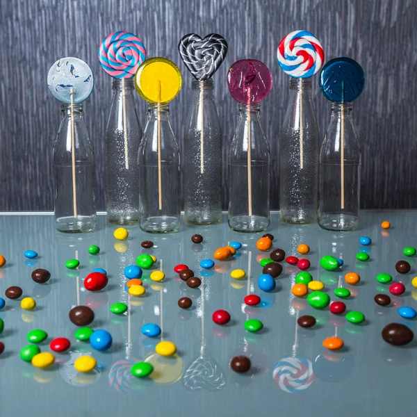 Heldere Kleurrijke Lollipops Flessen Staande Glazen Tafel Kleurrijke Snoepjes Concept — Stockfoto