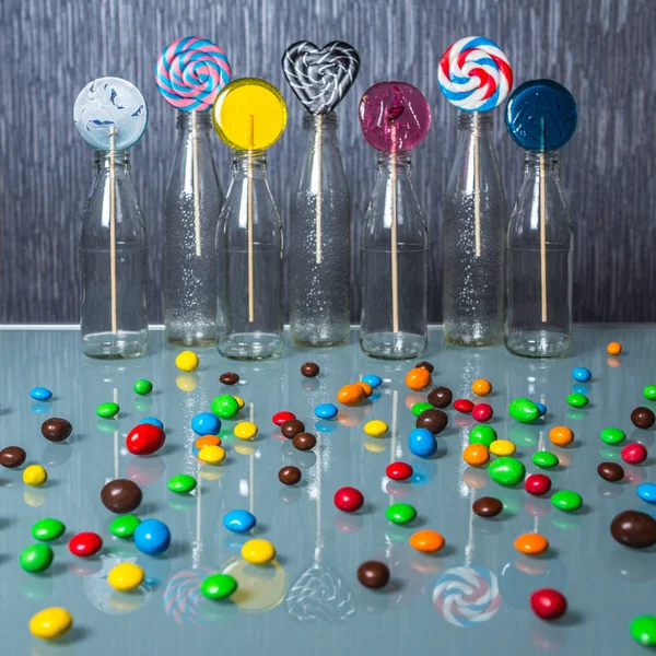Heldere Kleurrijke Lollipops Flessen Staande Glazen Tafel Kleurrijke Snoepjes Concept — Stockfoto