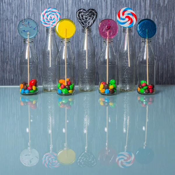 Helder Kleurrijk Lollipop Snoepjes Flessen Staande Glazen Tafel Concept Van — Stockfoto