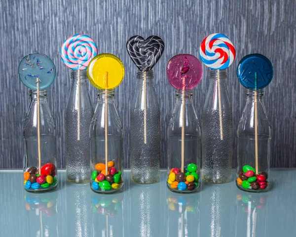 Helder Kleurrijk Lollipop Snoepjes Flessen Staande Glazen Tafel Concept Van — Stockfoto