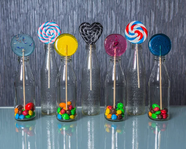 Helder Kleurrijk Lollipop Snoepjes Flessen Staande Glazen Tafel Concept Van — Stockfoto