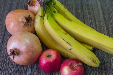 Masadaki meyvelerin bileşimi. Nar, elma ve muz hayat hala yakın.