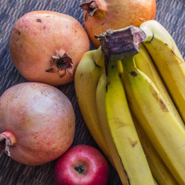 Masadaki meyvelerin bileşimi. Nar, elma ve muz hayat hala yakın.