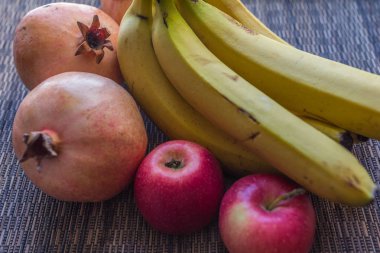 Masadaki meyvelerin bileşimi. Nar, elma ve muz hayat hala yakın.