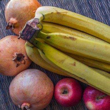 Masadaki meyvelerin bileşimi. Nar, elma ve muz hayat hala yakın.