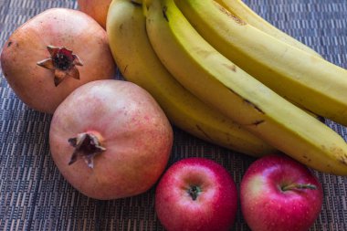 Masadaki meyvelerin bileşimi. Nar, elma ve muz hayat hala yakın.