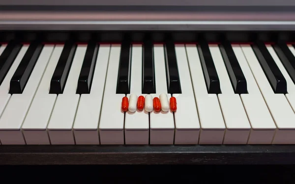 Pillen Auf Der Klaviertastatur Konzept Von Musik Und Gesundheit — Stockfoto