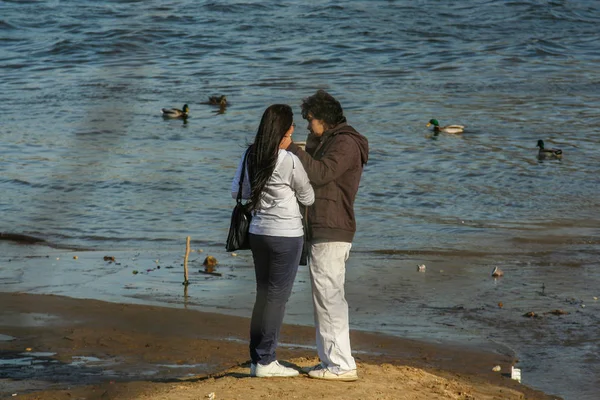 2010 Moscow Russia Young Couple Love Standing River Bank Looking — Stock Photo, Image