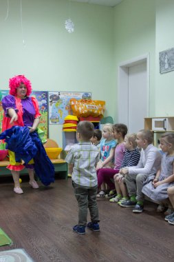 2019.01.22, Moskova, Rusya. Anaokulunda aktif oyunlar oynayan çocuklar. Odada komik erkek ve kız grubu.