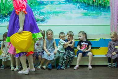 2019.01.22, Moskova, Rusya. Anaokulunda bankta oturan bir grup çocuk. Odada sevimli ve komik çocuklar.