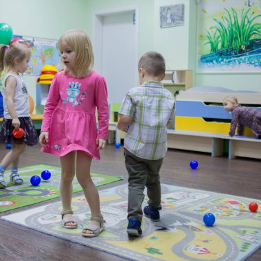 2019.01.22, Moskova, Rusya. Anaokulunda aktif oyunlar oynayan çocuklar. Odada komik erkek ve kız grubu.