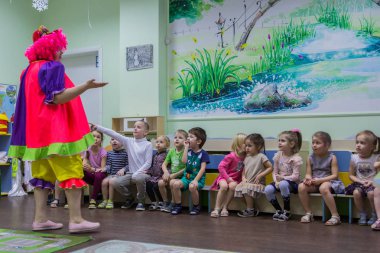 2019.01.22, Moskova, Rusya. Anaokulunda bankta oturan bir grup çocuk. Odada sevimli ve komik çocuklar.