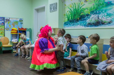 2019.01.22, Moskova, Rusya. Küçük ağlayan çocuk ve öğretmen çocuk grubunun arka plan üzerinde.