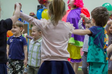 2019.01.22, Moskova, Rusya. anaokulunda yuvarlak dans lider çocuklar. Mutlu yıllar partisinde Rus çocukların Eğlence.