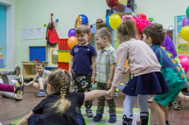 2019.01.22, Moskova, Rusya. anaokulunda yuvarlak dans lider çocuklar. Mutlu yıllar partisinde Rus çocukların Eğlence.