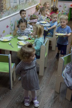 2019.01.22, Moskova, Rusya. Şenlik masasının yanında oturan çocuklar. Bahçede küçük bir çocuğun doğum günü kutlu olsun.