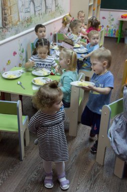 2019.01.22, Moskova, Rusya. Şenlik masasının yanında oturan çocuklar. Bahçede küçük bir çocuğun doğum günü kutlu olsun.