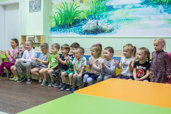 2019.01.22, Moskova, Rusya. Anaokulunda bankta oturan bir grup çocuk. Odada sevimli ve komik çocuklar.