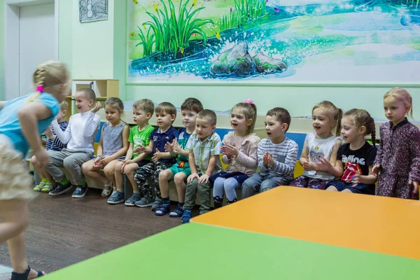 2019 Mosca Russia Gruppo Bambini Seduti Sulla Panchina All Asilo — Foto Stock