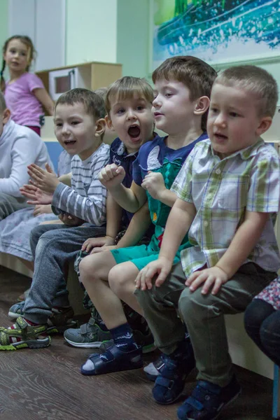 2019 Moskwa Rosja Grupa Dzieci Siedzących Ławce Przedszkolu Śliczne Śmieszne — Zdjęcie stockowe