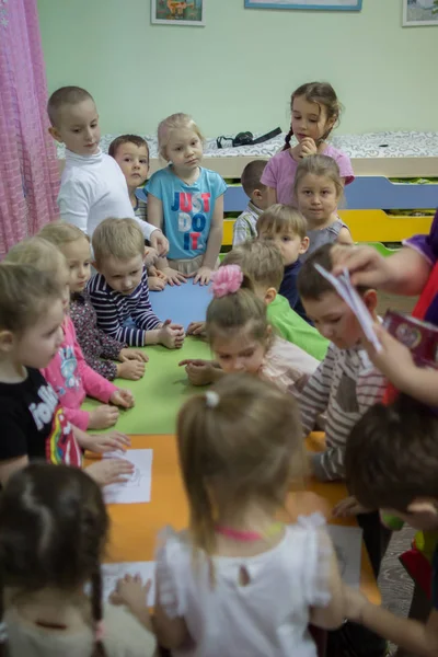 2019 Moskwa Rosja Dzieci Rysunki Wokół Stołu Przedszkolu Grupa Zabawnych — Zdjęcie stockowe