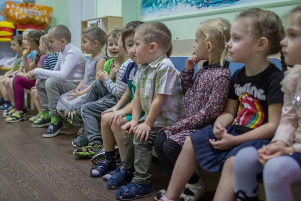 2019 Moscou Russie Groupe Enfants Assis Sur Banc Maternelle Enfants — Photo