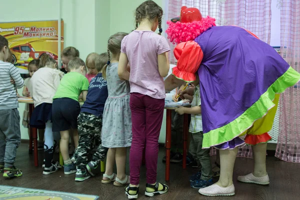2019 Moskva Rusland Børn Tegninger Omkring Bordet Børnehaven Gruppe Sjove - Stock-foto